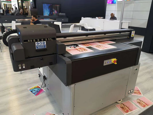 UV düz yataklı dijital çıkartma yazıcısı AC220V Ticari baskı makineleri