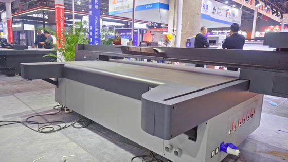 Farklı malzemeler için hassas LED UV düz yataklı yazıcı